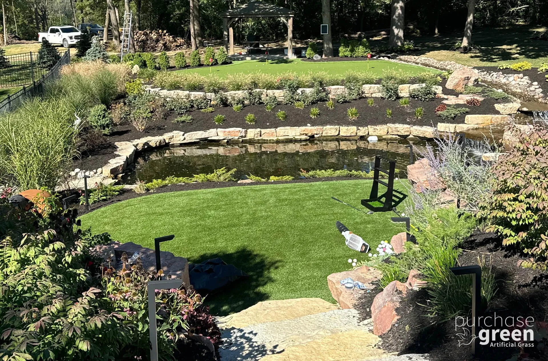 Eagle Putt Pro 40 artificial turf installed in a yard, manufacturer photo 1