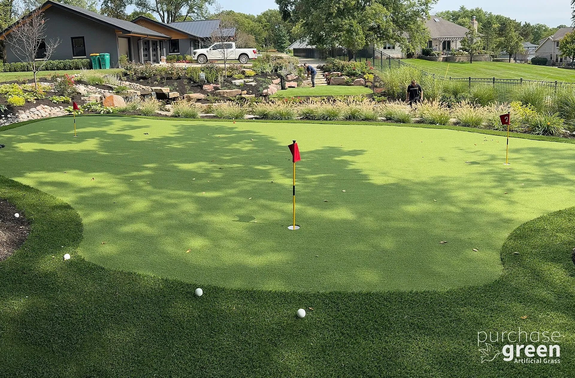 Eagle Putt Pro 40 artificial turf installed in a yard, manufacturer photo 2