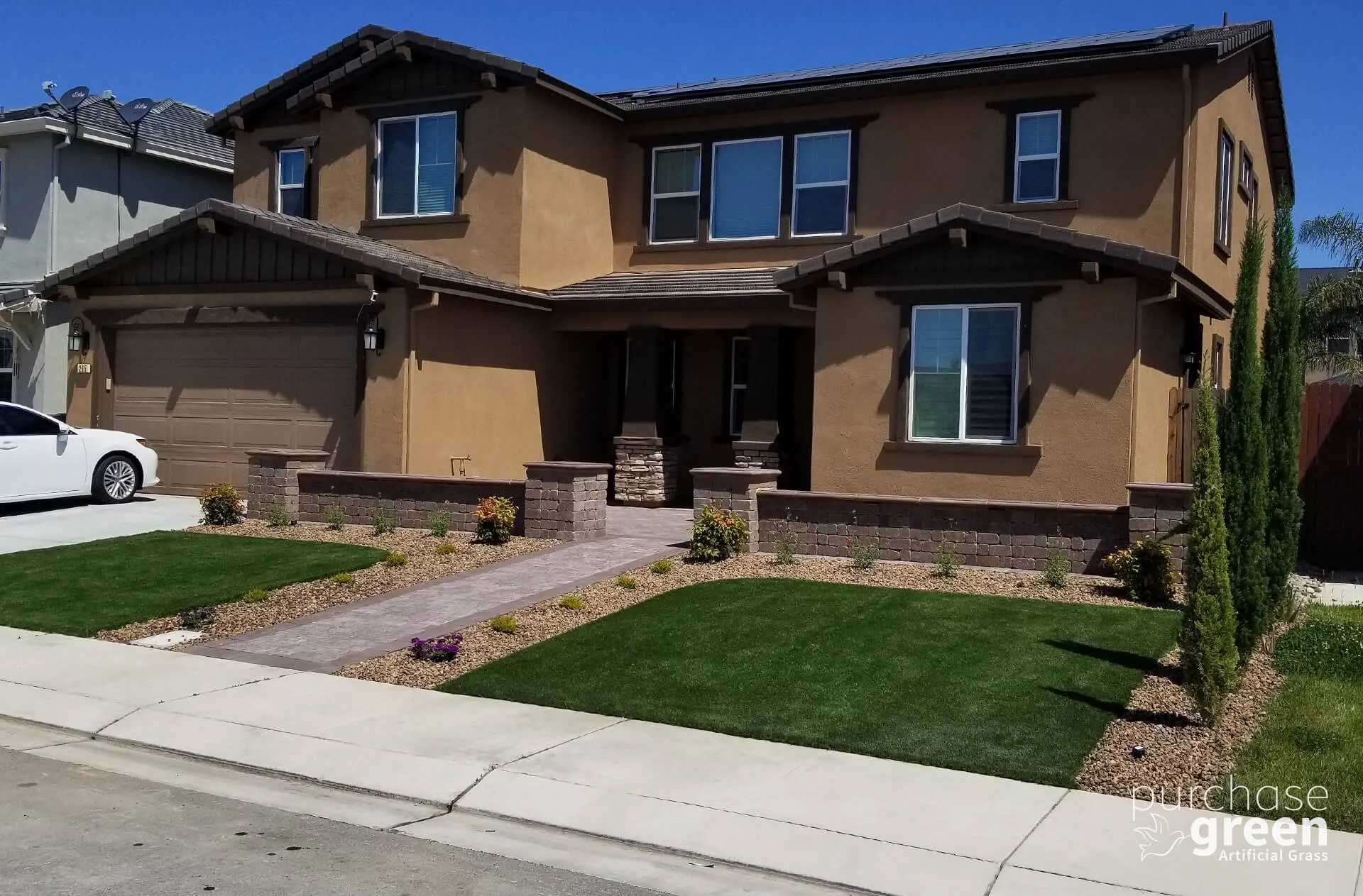 Arizona Platinum Olive artificial turf installed in a yard, manufacturer photo 3