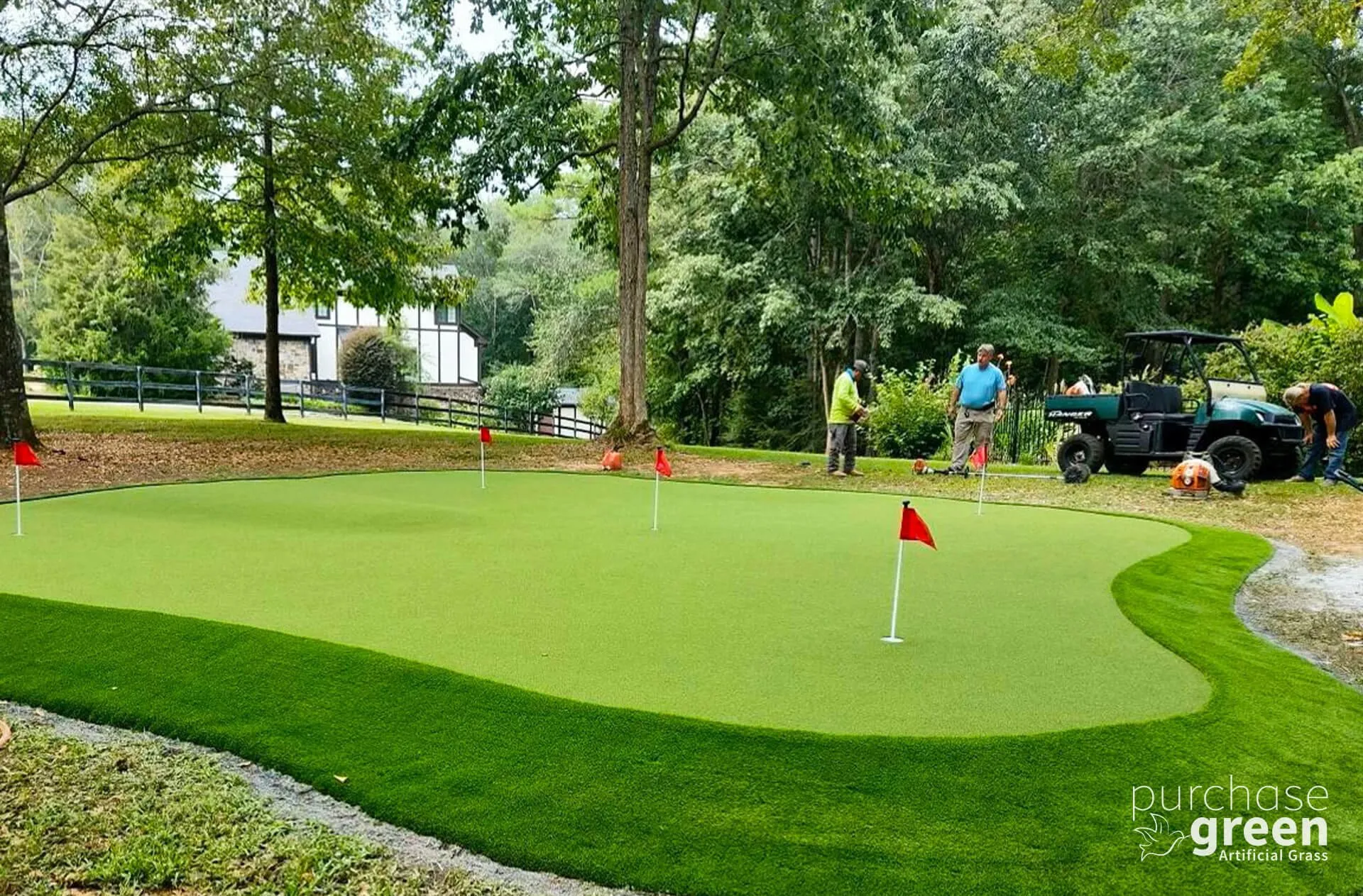 Eagle Putt Pro 40 artificial turf installed in a yard, manufacturer photo 4