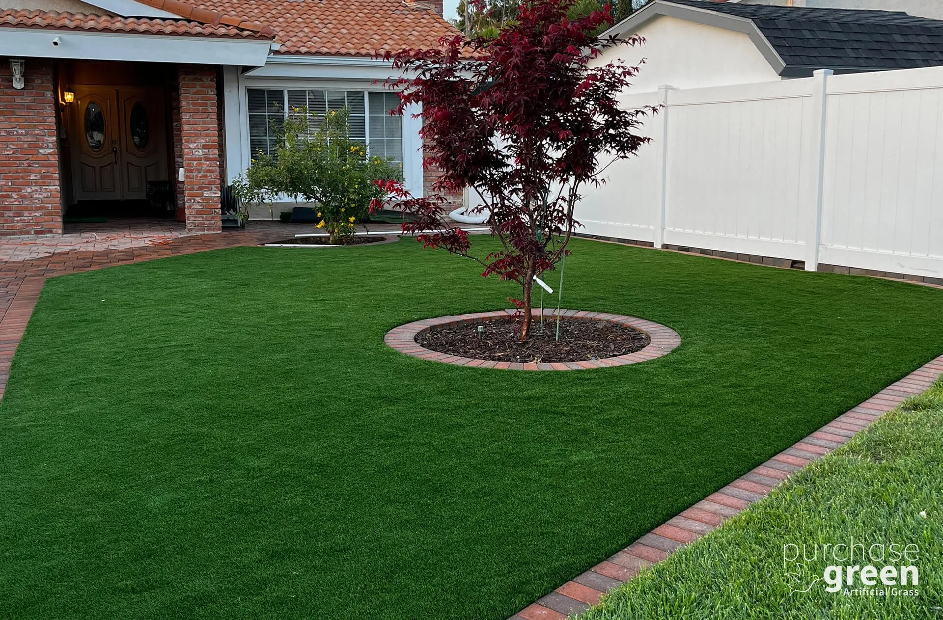 Arizona Platinum Olive artificial turf installed in a yard, manufacturer photo 5