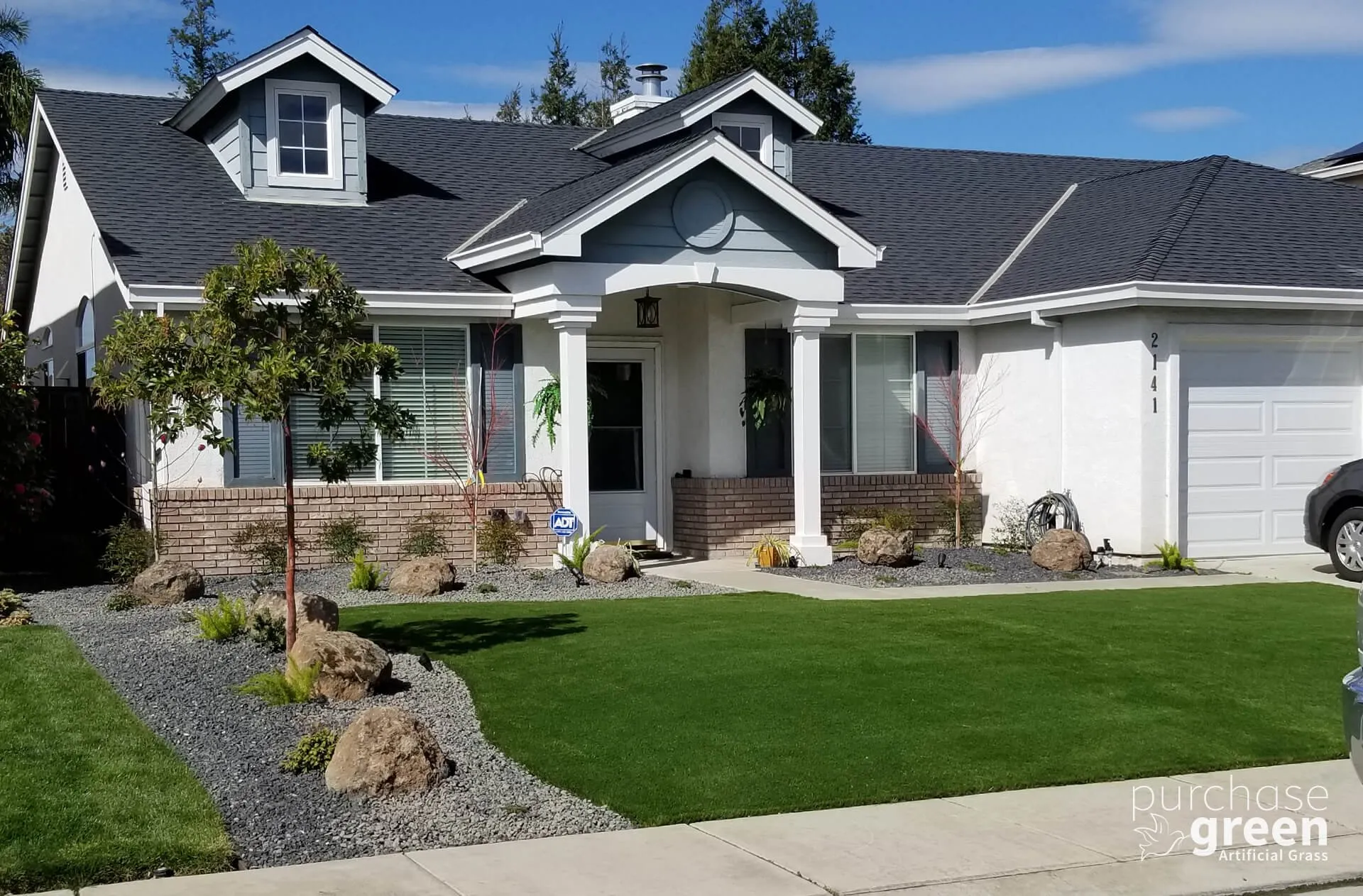 Arizona Platinum Olive artificial turf installed in a yard, manufacturer photo 6